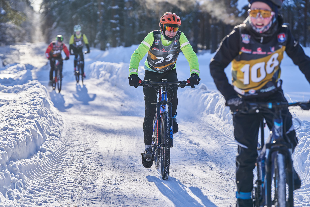 Прошедшие зимние выходные во Владимирской области были по-настоящему яркими. В регионе прошли сразу три атмосферные гонки. В Ковровском районе соревновались на собачьих упряжках и мотоциклах, а в Гусь-Хрустальном — на велосипедах и лыжах.