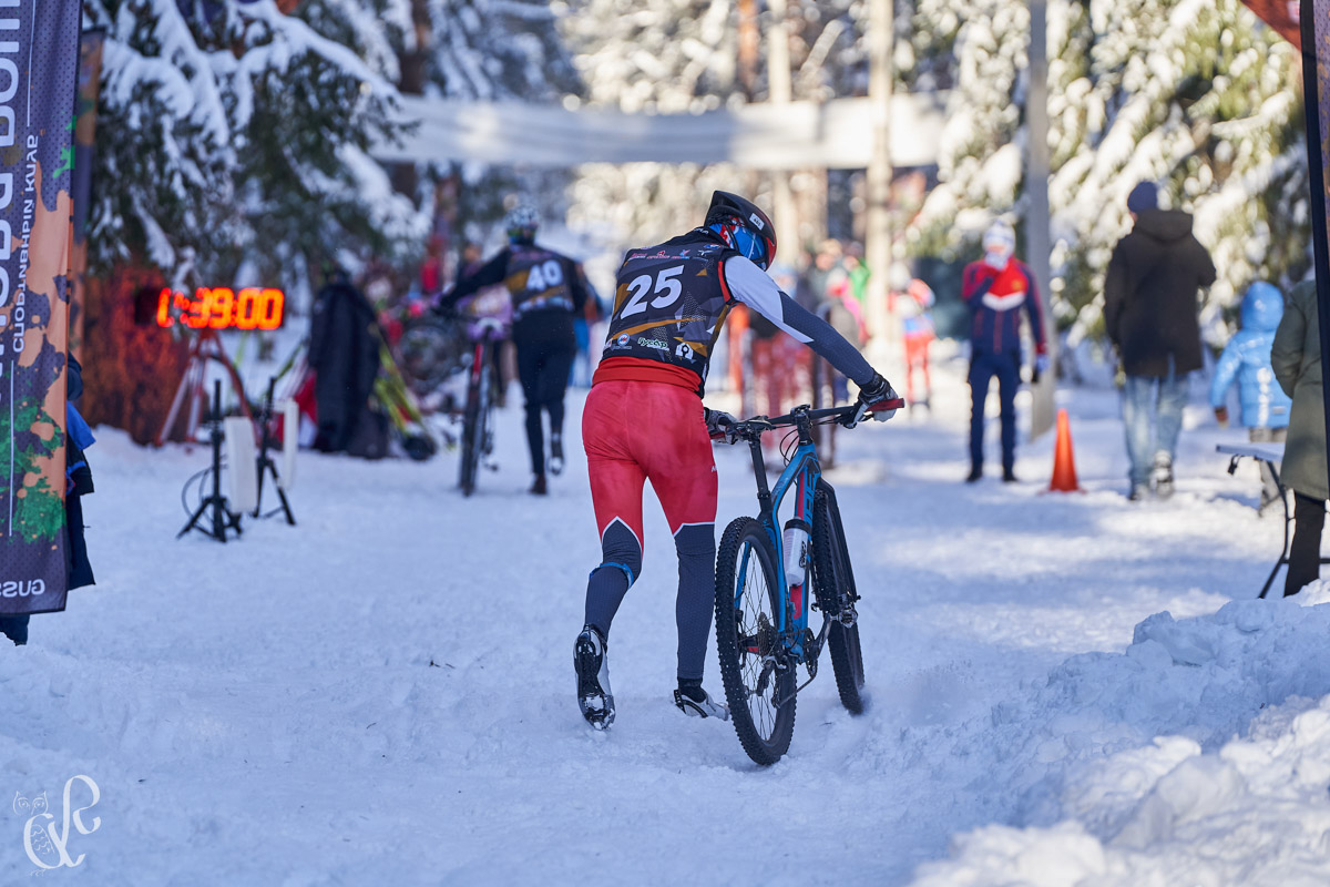 Прошедшие зимние выходные во Владимирской области были по-настоящему яркими. В регионе прошли сразу три атмосферные гонки. В Ковровском районе соревновались на собачьих упряжках и мотоциклах, а в Гусь-Хрустальном — на велосипедах и лыжах.
