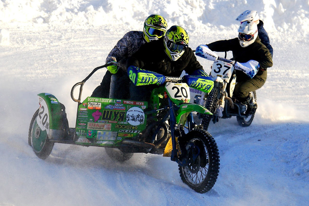 Прошедшие зимние выходные во Владимирской области были по-настоящему яркими. В регионе прошли сразу три атмосферные гонки. В Ковровском районе соревновались на собачьих упряжках и мотоциклах, а в Гусь-Хрустальном — на велосипедах и лыжах.