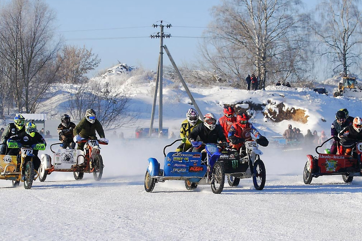 Прошедшие зимние выходные во Владимирской области были по-настоящему яркими. В регионе прошли сразу три атмосферные гонки. В Ковровском районе соревновались на собачьих упряжках и мотоциклах, а в Гусь-Хрустальном — на велосипедах и лыжах.