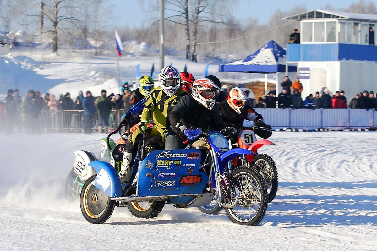 Прошедшие зимние выходные во Владимирской области были по-настоящему яркими. В регионе прошли сразу три атмосферные гонки. В Ковровском районе соревновались на собачьих упряжках и мотоциклах, а в Гусь-Хрустальном — на велосипедах и лыжах.