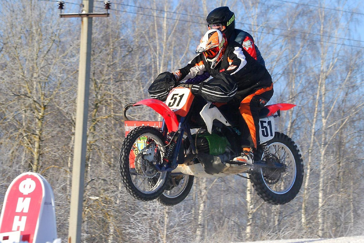 Прошедшие зимние выходные во Владимирской области были по-настоящему яркими. В регионе прошли сразу три атмосферные гонки. В Ковровском районе соревновались на собачьих упряжках и мотоциклах, а в Гусь-Хрустальном — на велосипедах и лыжах.