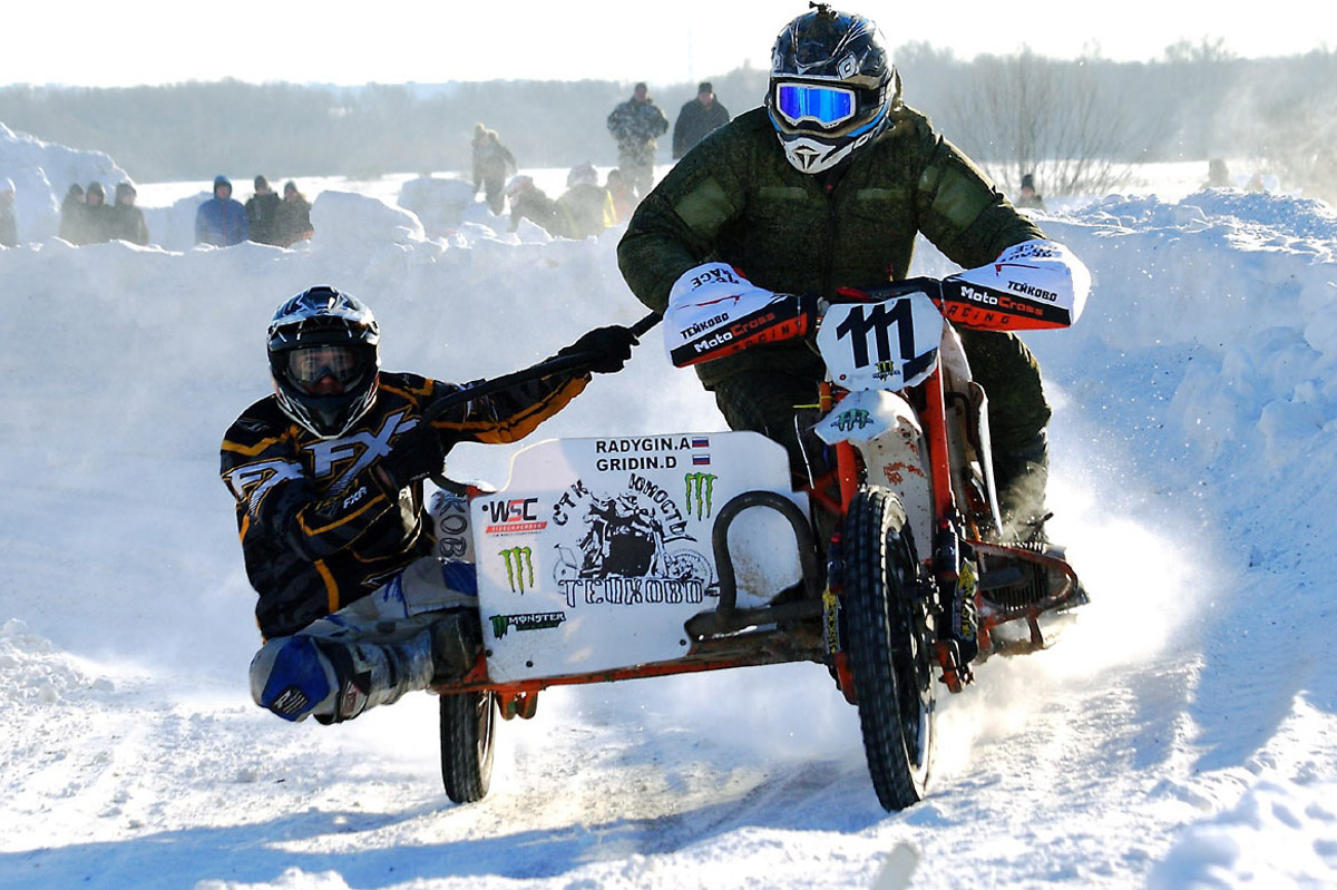 Прошедшие зимние выходные во Владимирской области были по-настоящему яркими. В регионе прошли сразу три атмосферные гонки. В Ковровском районе соревновались на собачьих упряжках и мотоциклах, а в Гусь-Хрустальном — на велосипедах и лыжах.