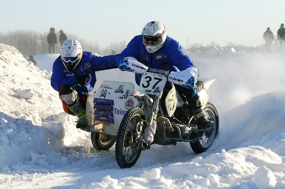 Прошедшие зимние выходные во Владимирской области были по-настоящему яркими. В регионе прошли сразу три атмосферные гонки. В Ковровском районе соревновались на собачьих упряжках и мотоциклах, а в Гусь-Хрустальном — на велосипедах и лыжах.