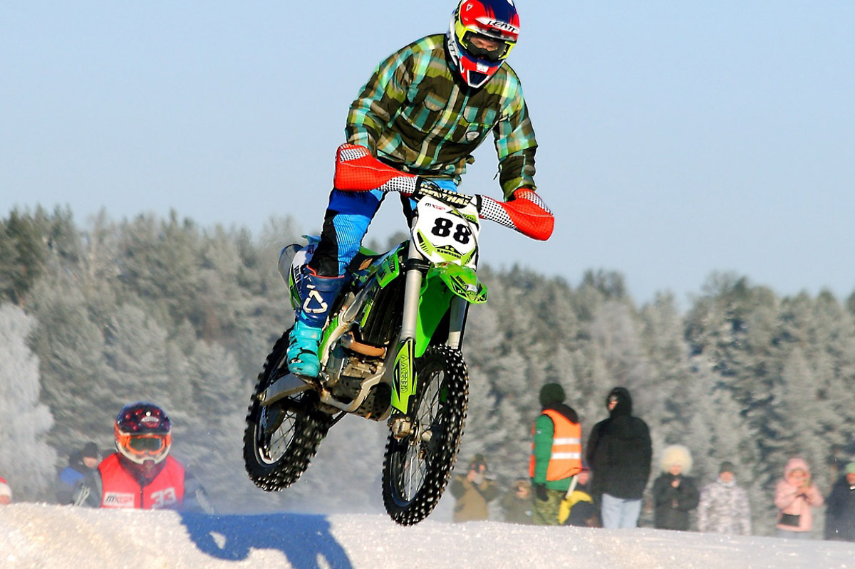 Прошедшие зимние выходные во Владимирской области были по-настоящему яркими. В регионе прошли сразу три атмосферные гонки. В Ковровском районе соревновались на собачьих упряжках и мотоциклах, а в Гусь-Хрустальном — на велосипедах и лыжах.