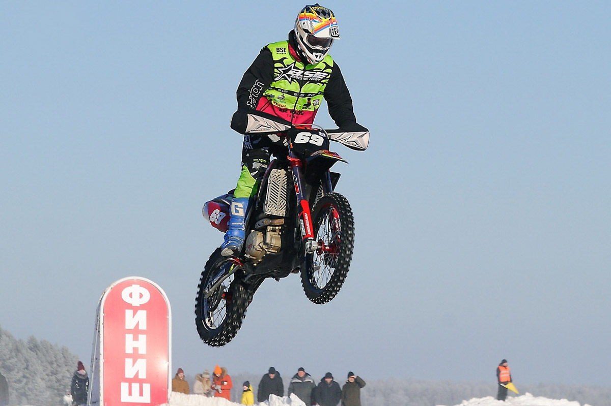 Прошедшие зимние выходные во Владимирской области были по-настоящему яркими. В регионе прошли сразу три атмосферные гонки. В Ковровском районе соревновались на собачьих упряжках и мотоциклах, а в Гусь-Хрустальном — на велосипедах и лыжах.