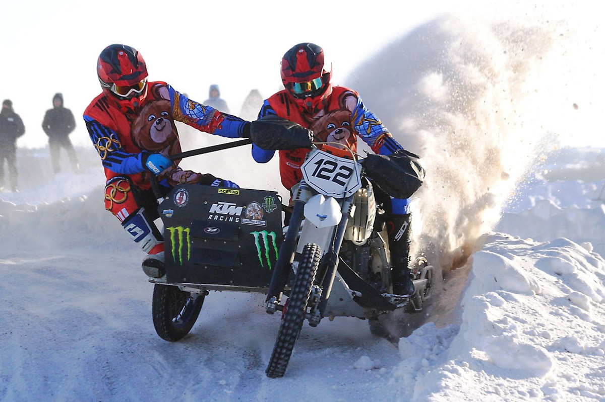 Прошедшие зимние выходные во Владимирской области были по-настоящему яркими. В регионе прошли сразу три атмосферные гонки. В Ковровском районе соревновались на собачьих упряжках и мотоциклах, а в Гусь-Хрустальном — на велосипедах и лыжах.