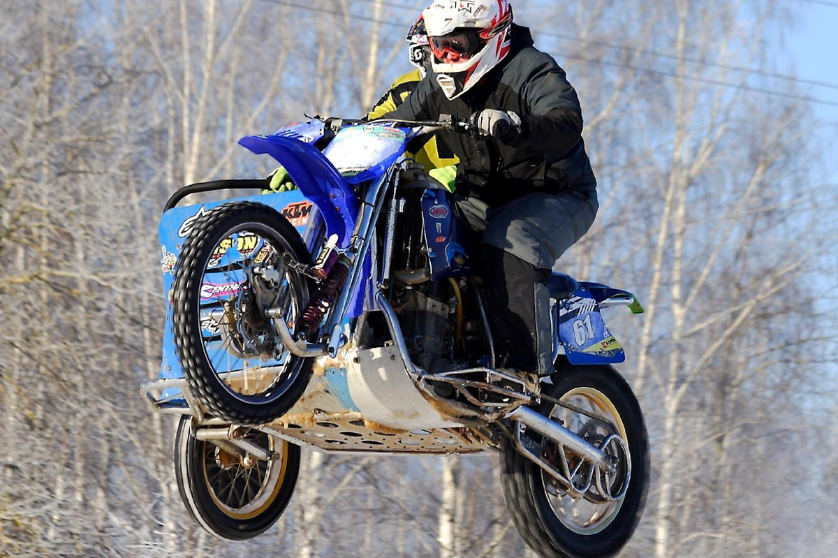 Прошедшие зимние выходные во Владимирской области были по-настоящему яркими. В регионе прошли сразу три атмосферные гонки. В Ковровском районе соревновались на собачьих упряжках и мотоциклах, а в Гусь-Хрустальном — на велосипедах и лыжах.