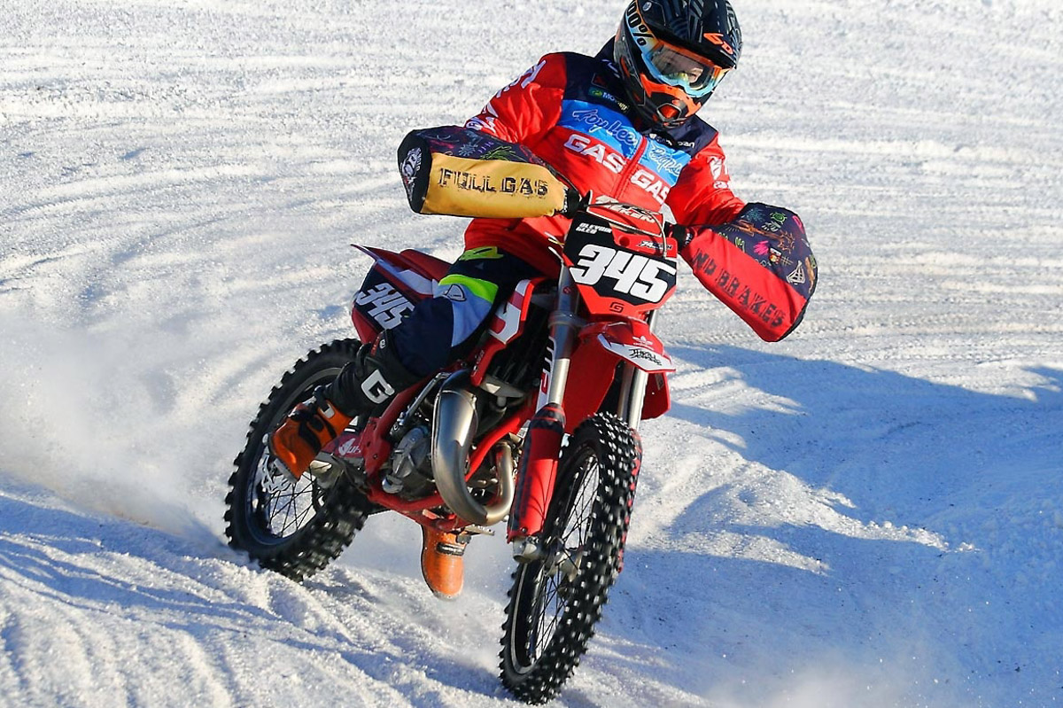 Прошедшие зимние выходные во Владимирской области были по-настоящему яркими. В регионе прошли сразу три атмосферные гонки. В Ковровском районе соревновались на собачьих упряжках и мотоциклах, а в Гусь-Хрустальном — на велосипедах и лыжах.