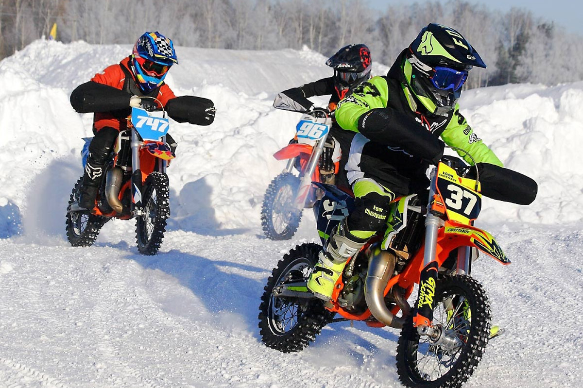 Прошедшие зимние выходные во Владимирской области были по-настоящему яркими. В регионе прошли сразу три атмосферные гонки. В Ковровском районе соревновались на собачьих упряжках и мотоциклах, а в Гусь-Хрустальном — на велосипедах и лыжах.