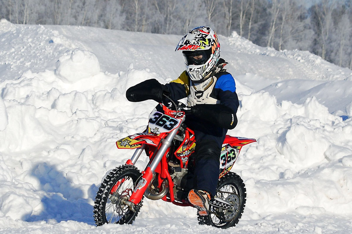 Прошедшие зимние выходные во Владимирской области были по-настоящему яркими. В регионе прошли сразу три атмосферные гонки. В Ковровском районе соревновались на собачьих упряжках и мотоциклах, а в Гусь-Хрустальном — на велосипедах и лыжах.