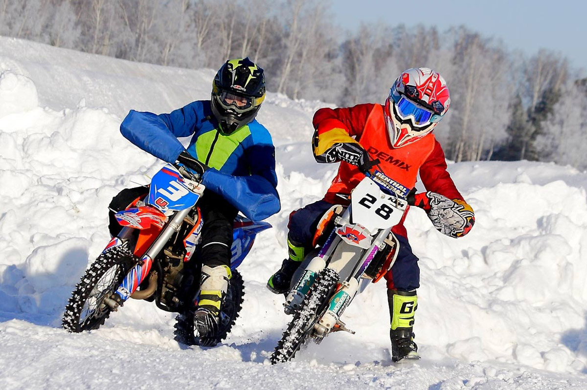 Прошедшие зимние выходные во Владимирской области были по-настоящему яркими. В регионе прошли сразу три атмосферные гонки. В Ковровском районе соревновались на собачьих упряжках и мотоциклах, а в Гусь-Хрустальном — на велосипедах и лыжах.