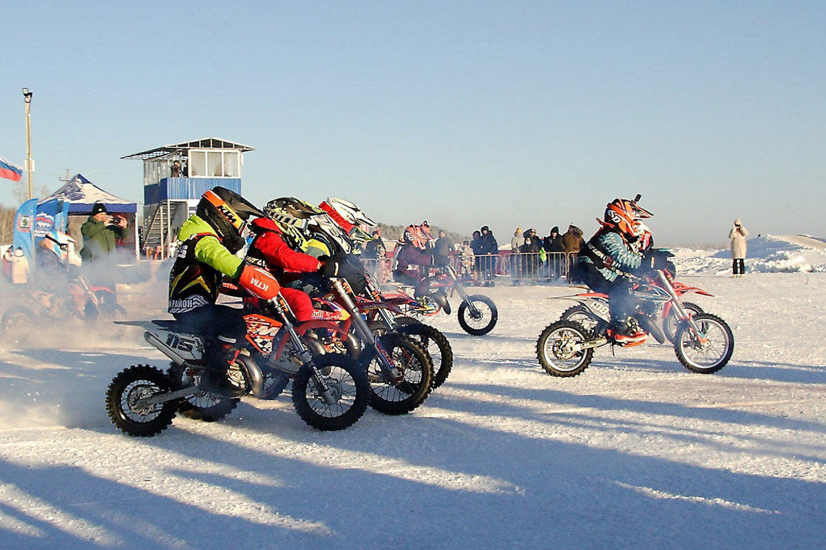Прошедшие зимние выходные во Владимирской области были по-настоящему яркими. В регионе прошли сразу три атмосферные гонки. В Ковровском районе соревновались на собачьих упряжках и мотоциклах, а в Гусь-Хрустальном — на велосипедах и лыжах.