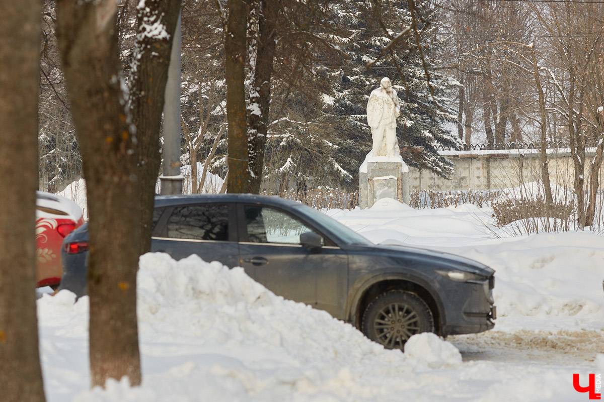 Владимирский тракторный завод знали во всем мире, а страны, где покупали нашу технику, исчислялись десятками. В 90-х у ВТЗ появились первые симптомы болезни, и довольно скоро гигант зачах. Что к этому привело, попытались разобраться местные журналисты. О продолжении своего документального проекта они рассказали «Ключ-Медиа».