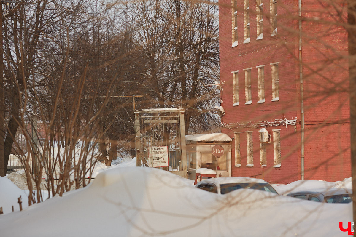 Владимирский тракторный завод знали во всем мире, а страны, где покупали нашу технику, исчислялись десятками. В 90-х у ВТЗ появились первые симптомы болезни, и довольно скоро гигант зачах. Что к этому привело, попытались разобраться местные журналисты. О продолжении своего документального проекта они рассказали «Ключ-Медиа».