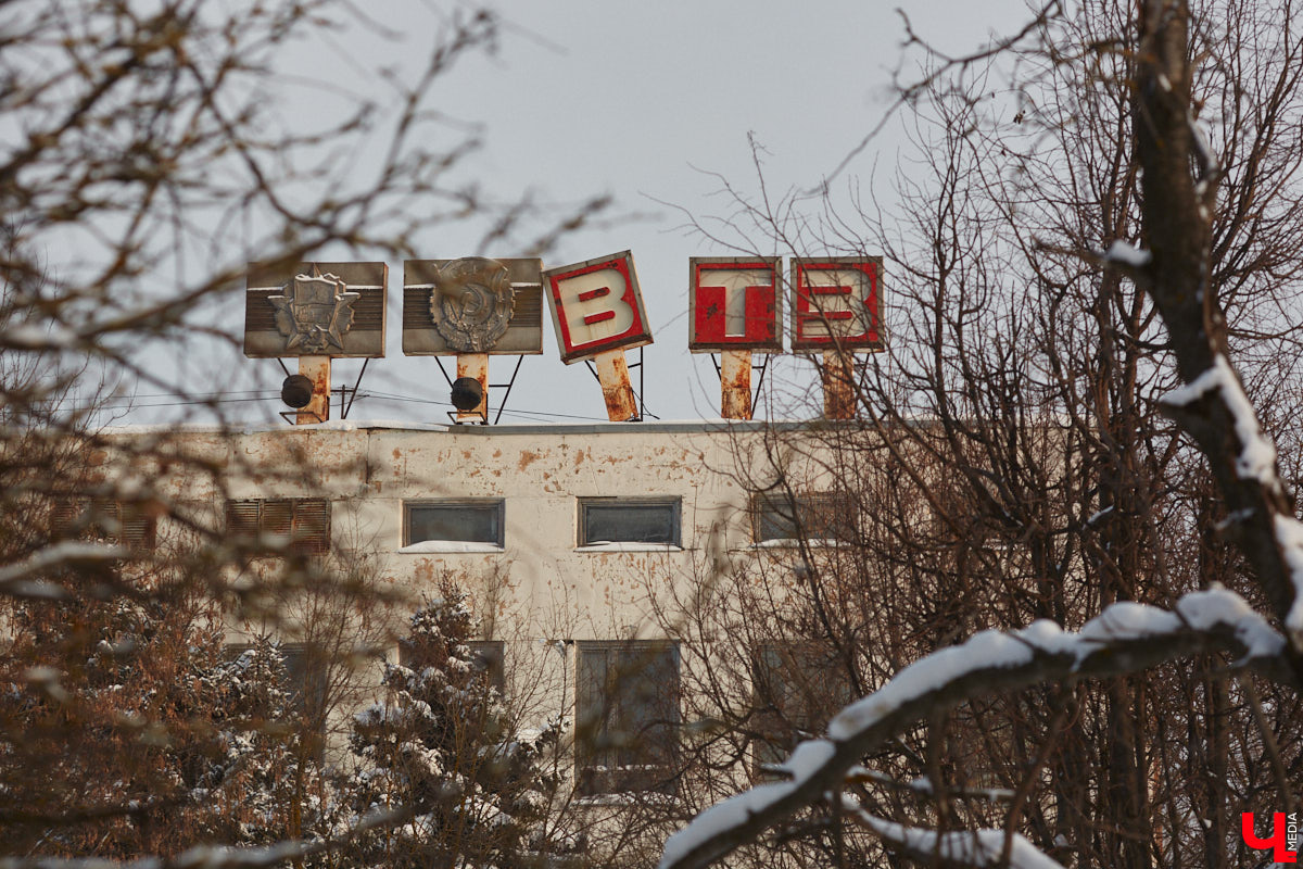 Владимирский тракторный завод знали во всем мире, а страны, где покупали нашу технику, исчислялись десятками. В 90-х у ВТЗ появились первые симптомы болезни, и довольно скоро гигант зачах. Что к этому привело, попытались разобраться местные журналисты. О продолжении своего документального проекта они рассказали «Ключ-Медиа».