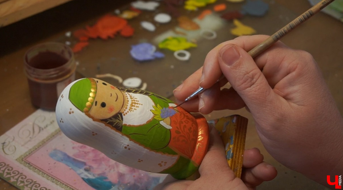 Суздальские мастера создали первый в России стол с летающими матрешками формата 4D. Уникальная композиция, где деревянные игрушки парят над импровизированной картой страны и кружатся в хороводе, не имеет аналогов в мире, а потому скоро займет центральное место в новом музее матрешек. К слову, его планируют открыть уже в мае.