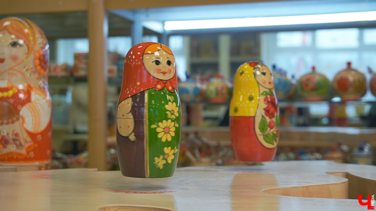 Суздальские мастера создали первый в России стол с летающими матрешками формата 4D. Уникальная композиция, где деревянные игрушки парят над импровизированной картой страны и кружатся в хороводе, не имеет аналогов в мире, а потому скоро займет центральное место в новом музее матрешек. К слову, его планируют открыть уже в мае.