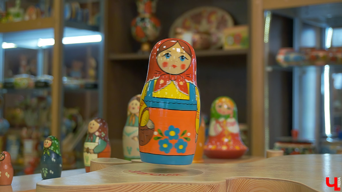 Суздальские мастера создали первый в России стол с летающими матрешками формата 4D. Уникальная композиция, где деревянные игрушки парят над импровизированной картой страны и кружатся в хороводе, не имеет аналогов в мире, а потому скоро займет центральное место в новом музее матрешек. К слову, его планируют открыть уже в мае.