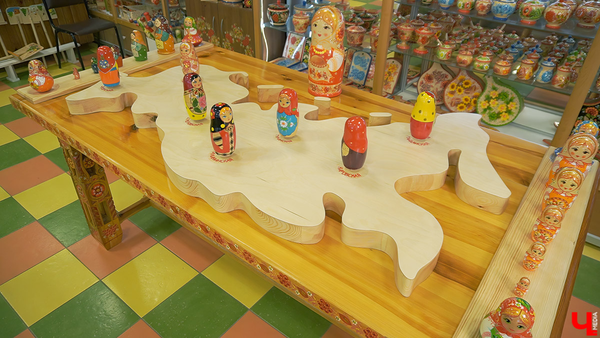 Суздальские мастера создали первый в России стол с летающими матрешками формата 4D. Уникальная композиция, где деревянные игрушки парят над импровизированной картой страны и кружатся в хороводе, не имеет аналогов в мире, а потому скоро займет центральное место в новом музее матрешек. К слову, его планируют открыть уже в мае.