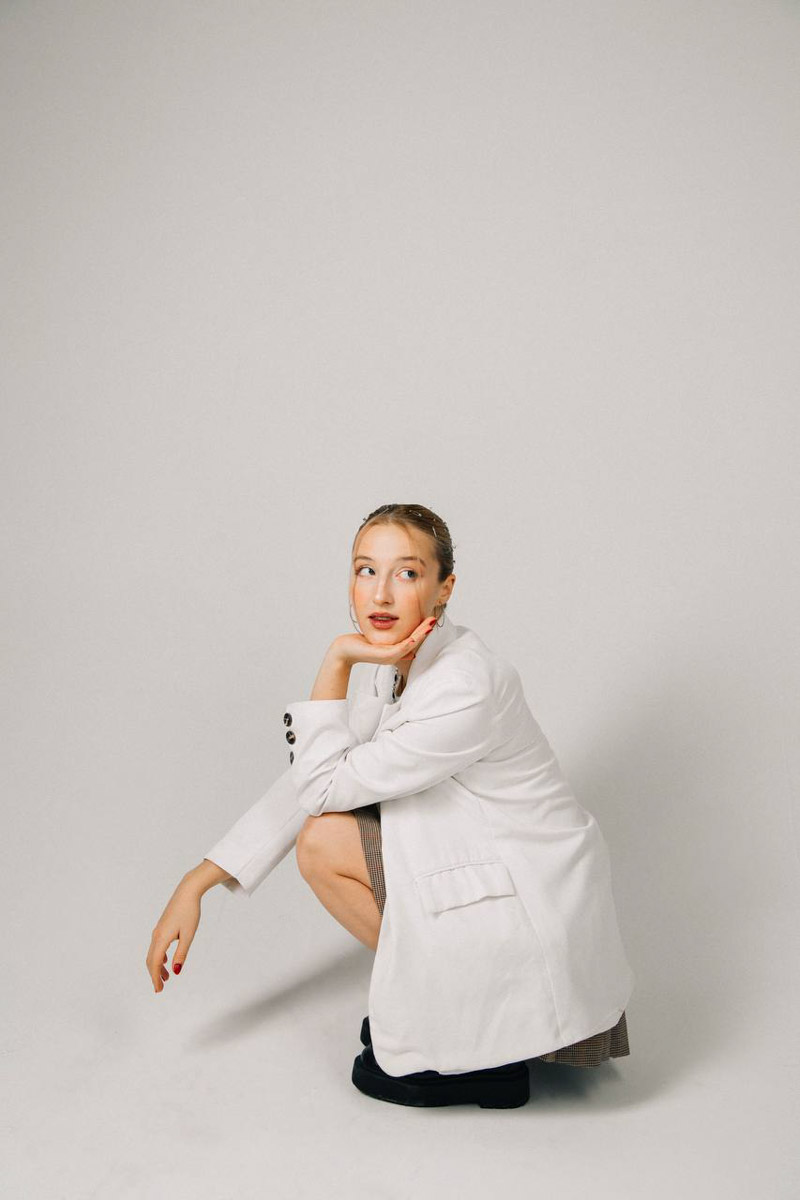 Если в фильме гонка, то должен звучать атмосферный трек. Это закон кино. В сериале «Трудные подростки» такой момент тоже был, и сопровождала его песня Стаси Федоровой, дочери предпринимателя из Киржача. Так ее «Постпанк» завирусился и попал в топ-100 «Шазама».