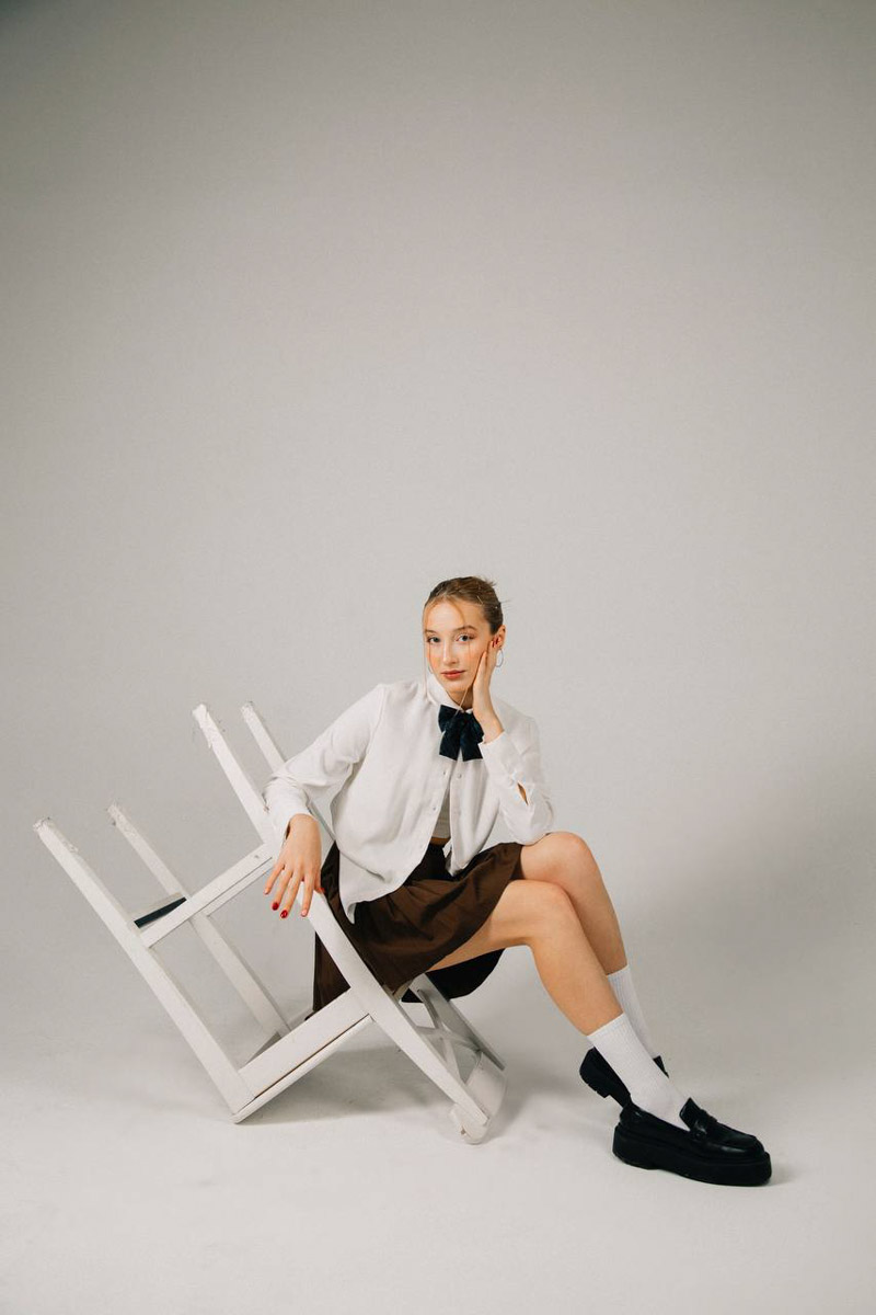 Если в фильме гонка, то должен звучать атмосферный трек. Это закон кино. В сериале «Трудные подростки» такой момент тоже был, и сопровождала его песня Стаси Федоровой, дочери предпринимателя из Киржача. Так ее «Постпанк» завирусился и попал в топ-100 «Шазама».