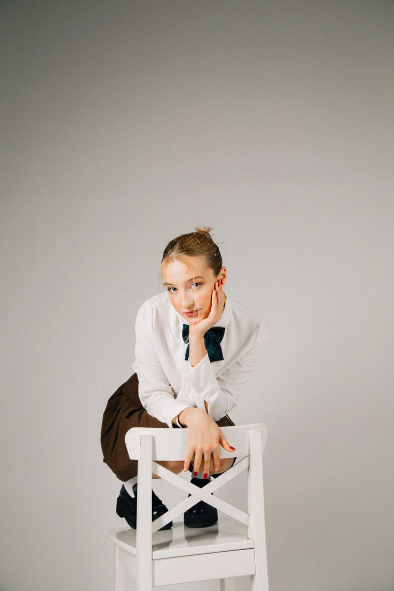 Если в фильме гонка, то должен звучать атмосферный трек. Это закон кино. В сериале «Трудные подростки» такой момент тоже был, и сопровождала его песня Стаси Федоровой, дочери предпринимателя из Киржача. Так ее «Постпанк» завирусился и попал в топ-100 «Шазама».