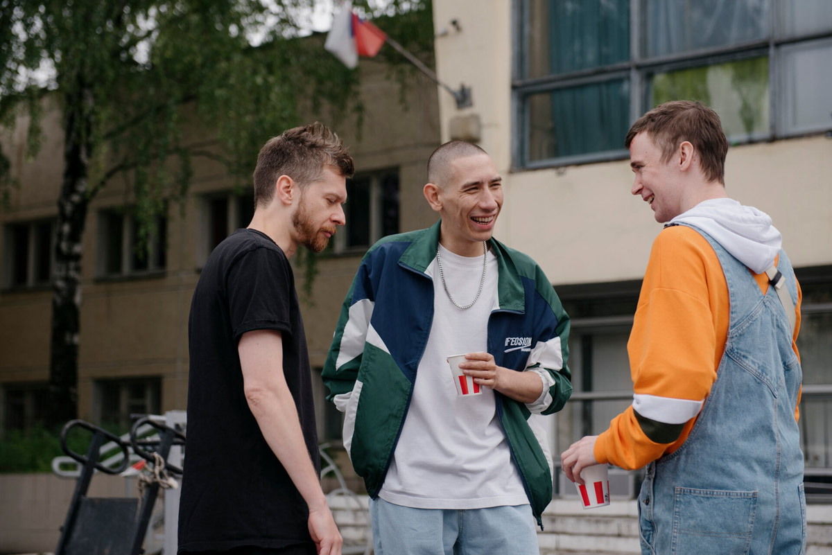 Если в фильме гонка, то должен звучать атмосферный трек. Это закон кино. В сериале «Трудные подростки» такой момент тоже был, и сопровождала его песня Стаси Федоровой, дочери предпринимателя из Киржача. Так ее «Постпанк» завирусился и попал в топ-100 «Шазама».