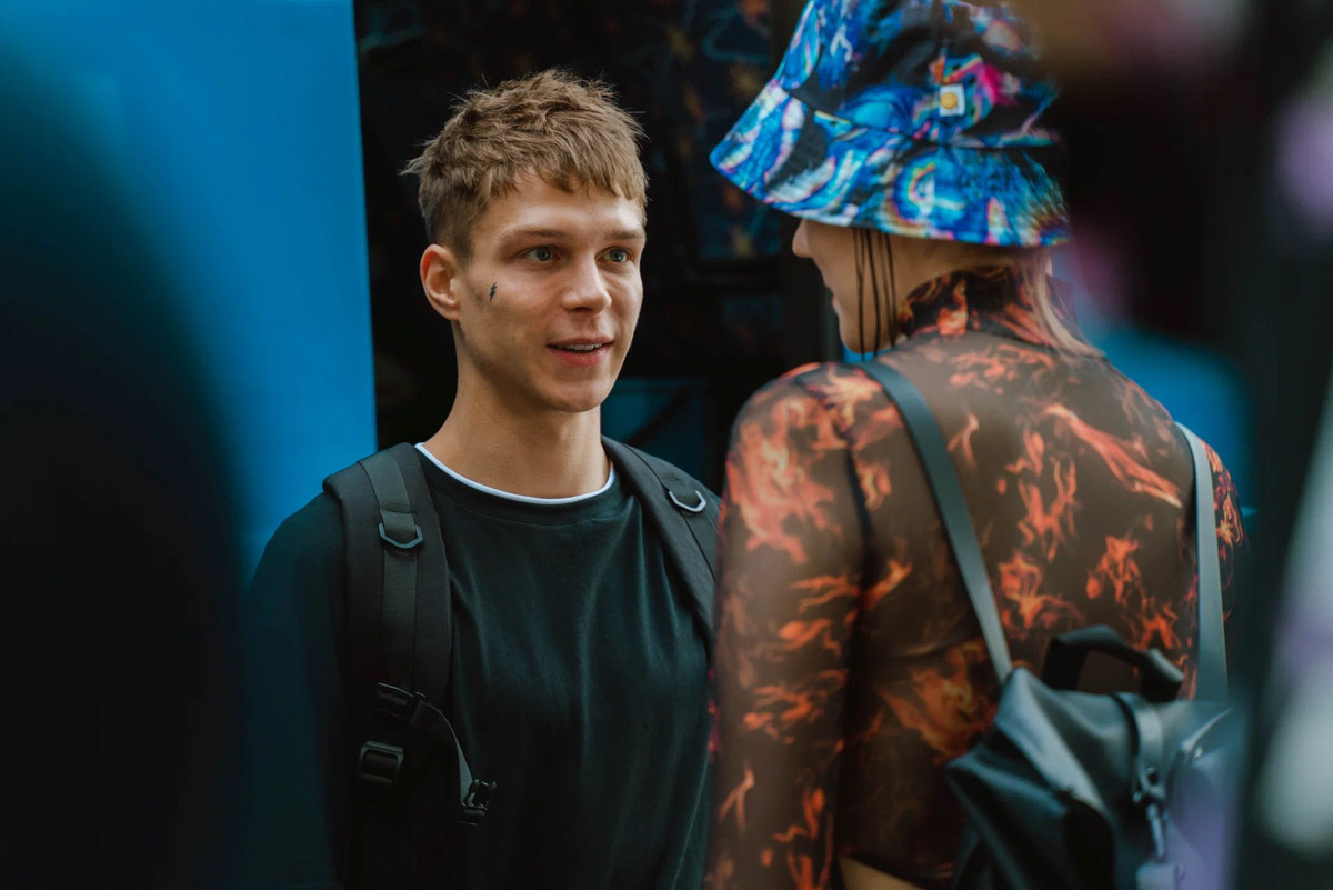 Если в фильме гонка, то должен звучать атмосферный трек. Это закон кино. В сериале «Трудные подростки» такой момент тоже был, и сопровождала его песня Стаси Федоровой, дочери предпринимателя из Киржача. Так ее «Постпанк» завирусился и попал в топ-100 «Шазама».