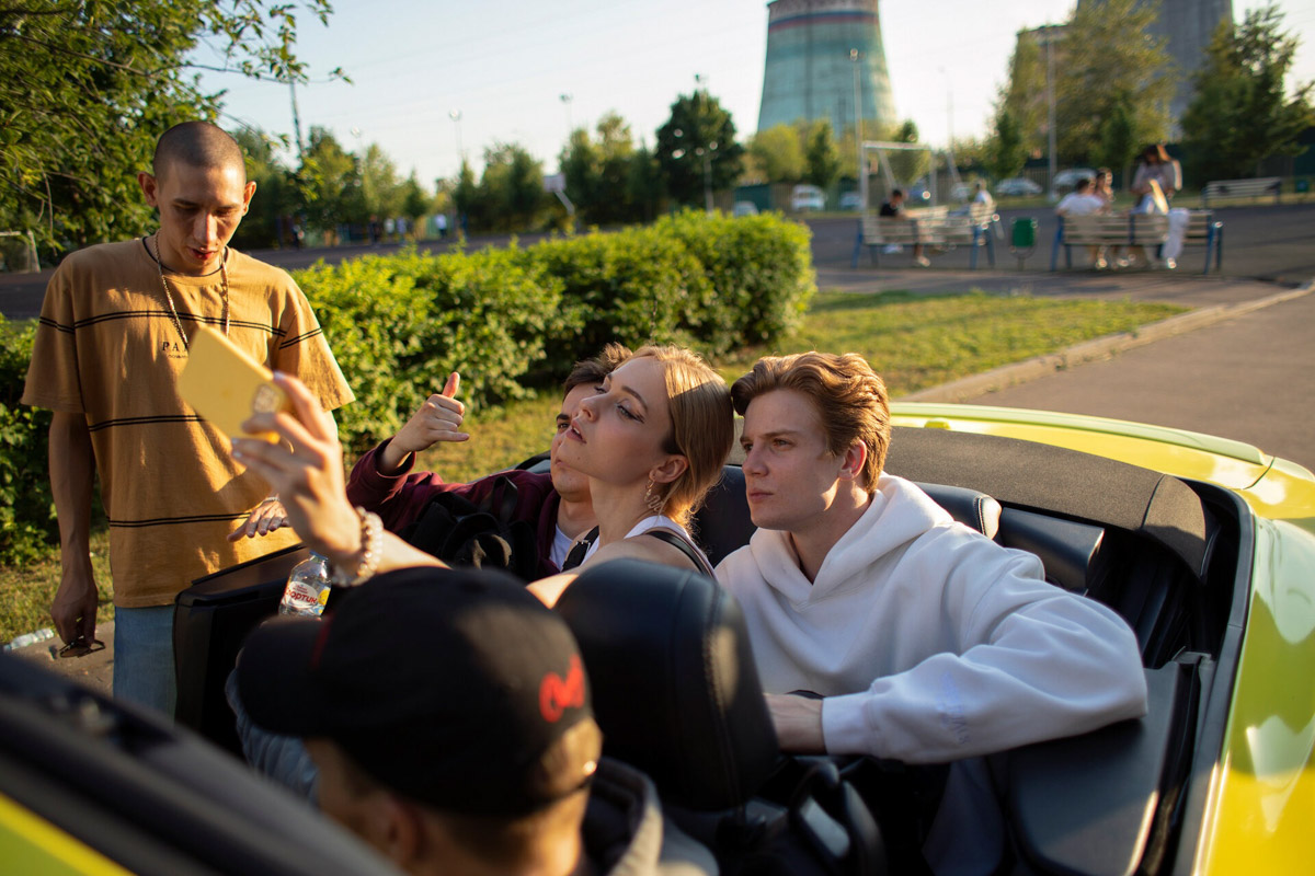 Если в фильме гонка, то должен звучать атмосферный трек. Это закон кино. В сериале «Трудные подростки» такой момент тоже был, и сопровождала его песня Стаси Федоровой, дочери предпринимателя из Киржача. Так ее «Постпанк» завирусился и попал в топ-100 «Шазама».