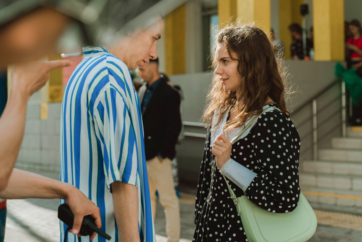 Если в фильме гонка, то должен звучать атмосферный трек. Это закон кино. В сериале «Трудные подростки» такой момент тоже был, и сопровождала его песня Стаси Федоровой, дочери предпринимателя из Киржача. Так ее «Постпанк» завирусился и попал в топ-100 «Шазама».