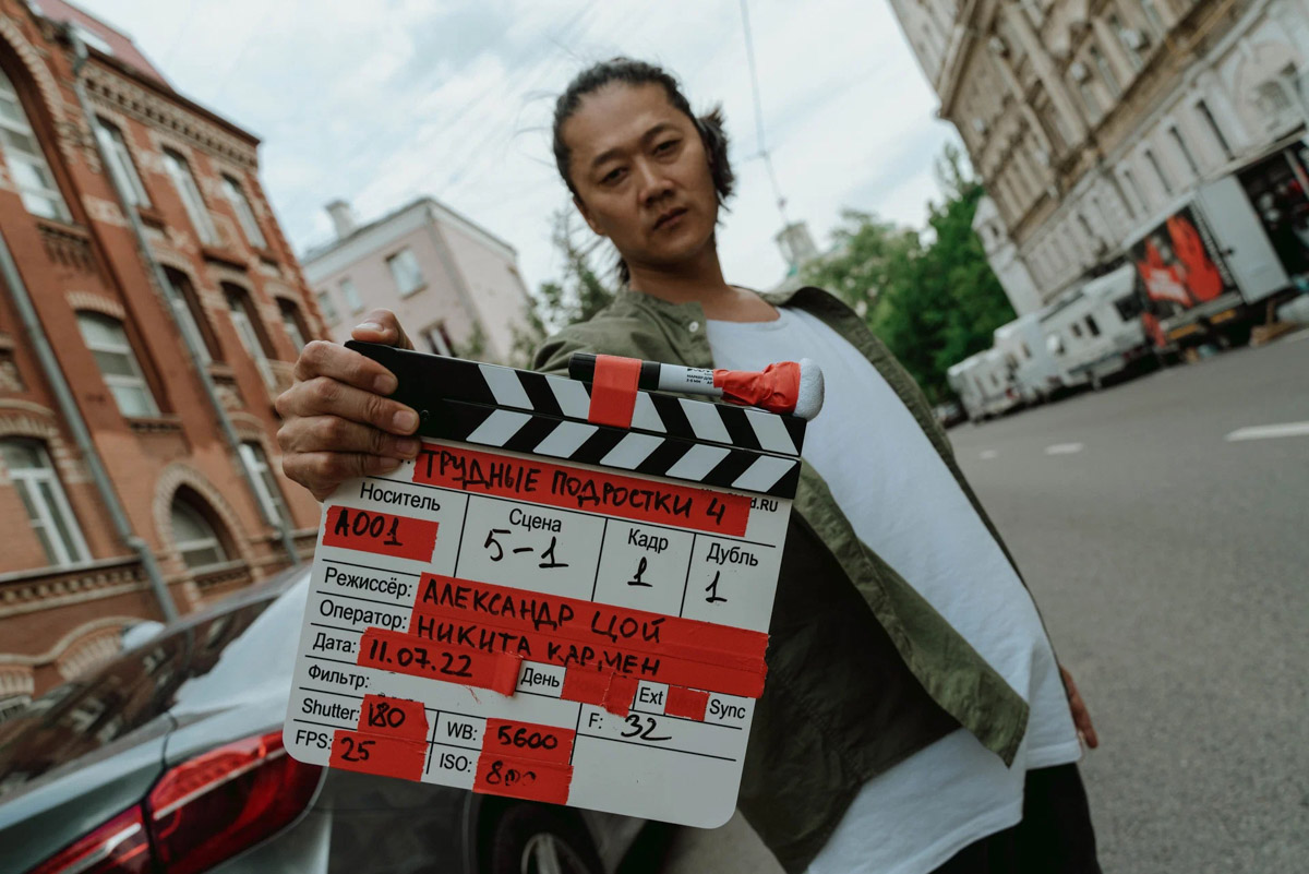 Если в фильме гонка, то должен звучать атмосферный трек. Это закон кино. В сериале «Трудные подростки» такой момент тоже был, и сопровождала его песня Стаси Федоровой, дочери предпринимателя из Киржача. Так ее «Постпанк» завирусился и попал в топ-100 «Шазама».