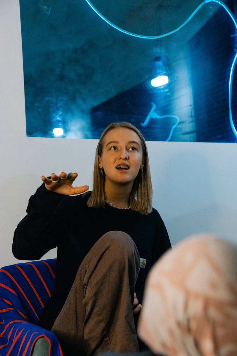 Если в фильме гонка, то должен звучать атмосферный трек. Это закон кино. В сериале «Трудные подростки» такой момент тоже был, и сопровождала его песня Стаси Федоровой, дочери предпринимателя из Киржача. Так ее «Постпанк» завирусился и попал в топ-100 «Шазама».