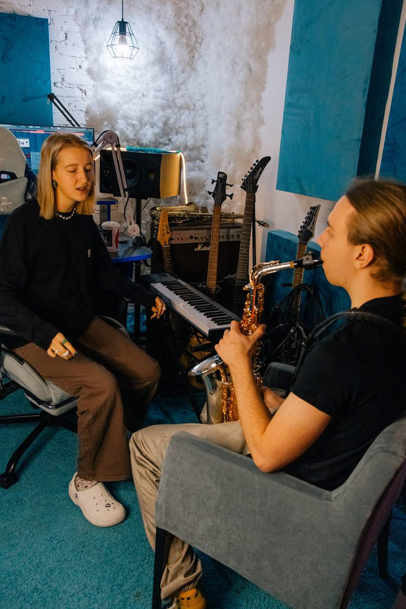 Если в фильме гонка, то должен звучать атмосферный трек. Это закон кино. В сериале «Трудные подростки» такой момент тоже был, и сопровождала его песня Стаси Федоровой, дочери предпринимателя из Киржача. Так ее «Постпанк» завирусился и попал в топ-100 «Шазама».