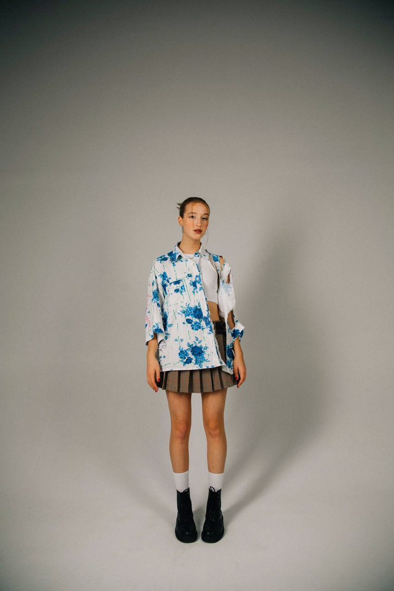 Если в фильме гонка, то должен звучать атмосферный трек. Это закон кино. В сериале «Трудные подростки» такой момент тоже был, и сопровождала его песня Стаси Федоровой, дочери предпринимателя из Киржача. Так ее «Постпанк» завирусился и попал в топ-100 «Шазама».