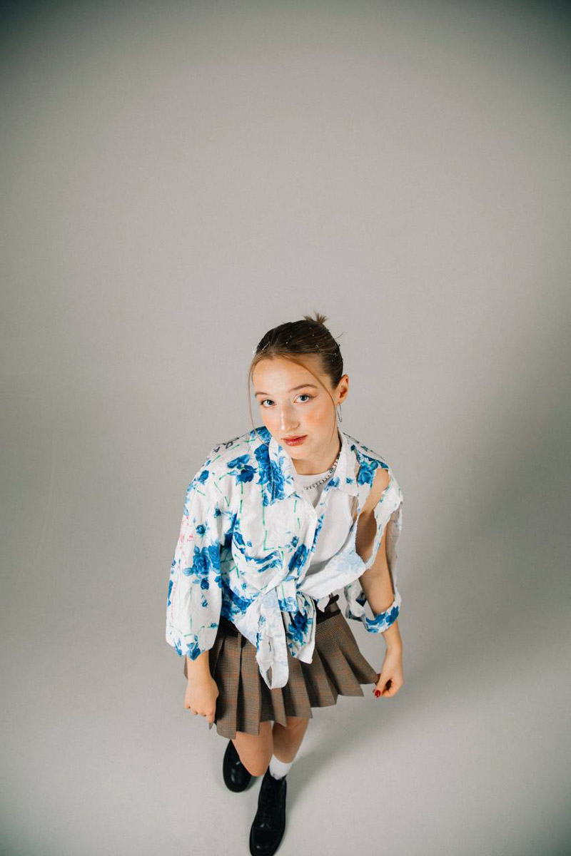 Если в фильме гонка, то должен звучать атмосферный трек. Это закон кино. В сериале «Трудные подростки» такой момент тоже был, и сопровождала его песня Стаси Федоровой, дочери предпринимателя из Киржача. Так ее «Постпанк» завирусился и попал в топ-100 «Шазама».