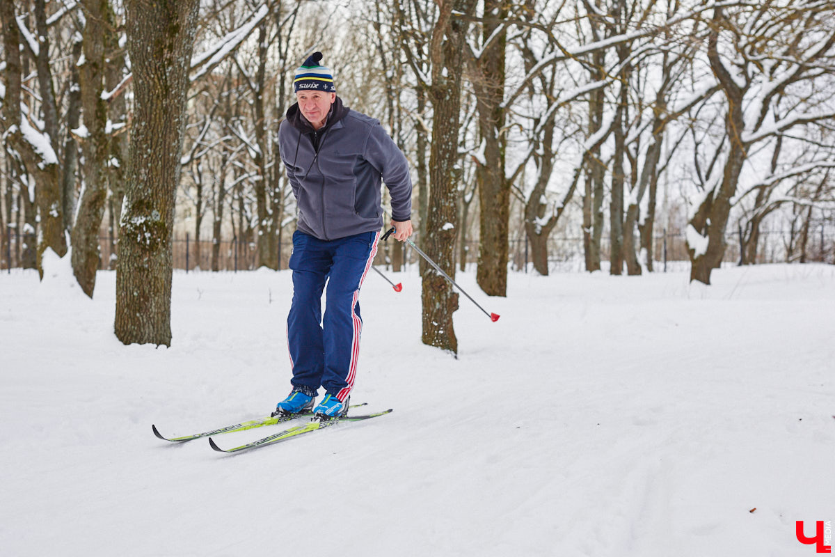 Пока многие ждут весну, лыжники пользуются моментом, чтобы вдоволь накататься до следующей зимы. Впрочем, во Владимире и области мест для этого немного. Куда податься любителям и спортсменам, желающим отполировать снег, «Ключ-Медиа» разбирался с тренером Олегом Канточкиным.