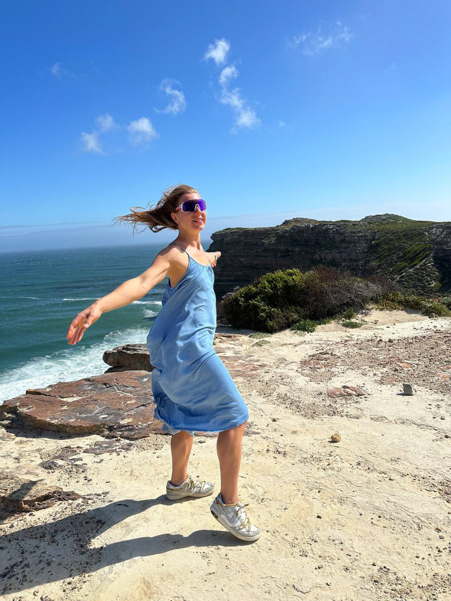 Юлия Щукина часто совмещает свой отпуск с забегами. Вот и на отдыхе в ЮАР владимирский маркетолог не удержалась от участия в трейле. О гонке по горам, живописных африканских локациях, встрече с китами и неожиданными обитателями жарких земель — пингвинами она поведала «Ключ-Медиа».