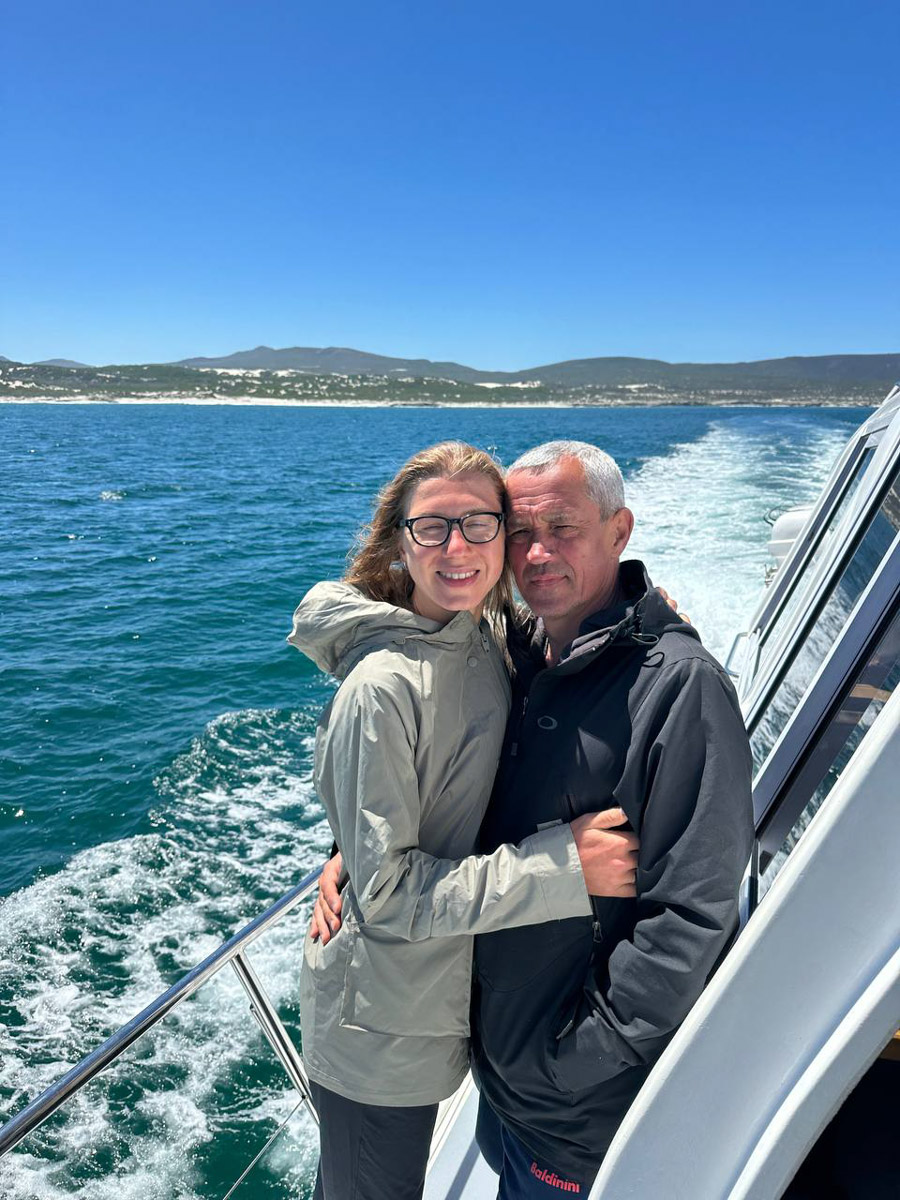 Юлия Щукина часто совмещает свой отпуск с забегами. Вот и на отдыхе в ЮАР владимирский маркетолог не удержалась от участия в трейле. О гонке по горам, живописных африканских локациях, встрече с китами и неожиданными обитателями жарких земель — пингвинами она поведала «Ключ-Медиа».