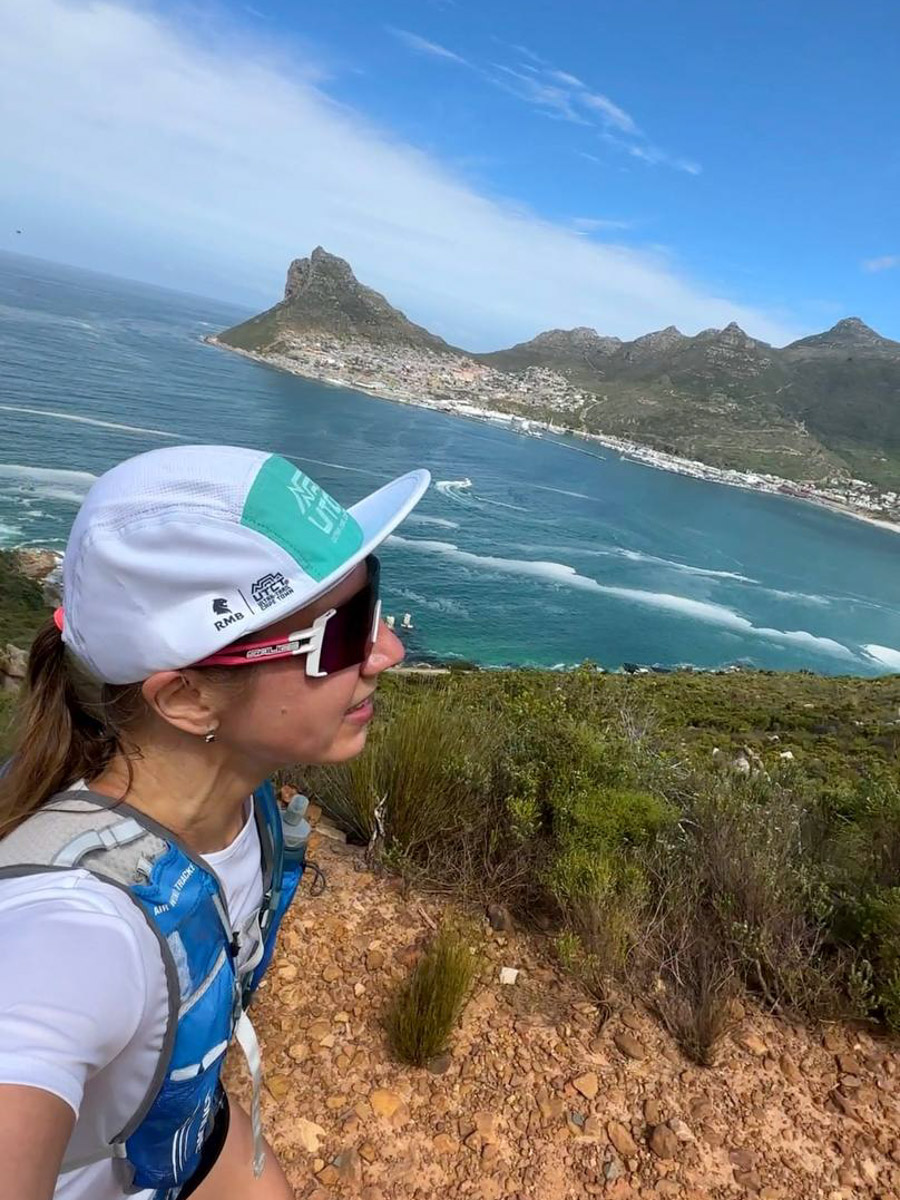 Юлия Щукина часто совмещает свой отпуск с забегами. Вот и на отдыхе в ЮАР владимирский маркетолог не удержалась от участия в трейле. О гонке по горам, живописных африканских локациях, встрече с китами и неожиданными обитателями жарких земель — пингвинами она поведала «Ключ-Медиа».