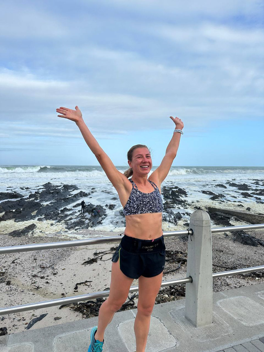 Юлия Щукина часто совмещает свой отпуск с забегами. Вот и на отдыхе в ЮАР владимирский маркетолог не удержалась от участия в трейле. О гонке по горам, живописных африканских локациях, встрече с китами и неожиданными обитателями жарких земель — пингвинами она поведала «Ключ-Медиа».