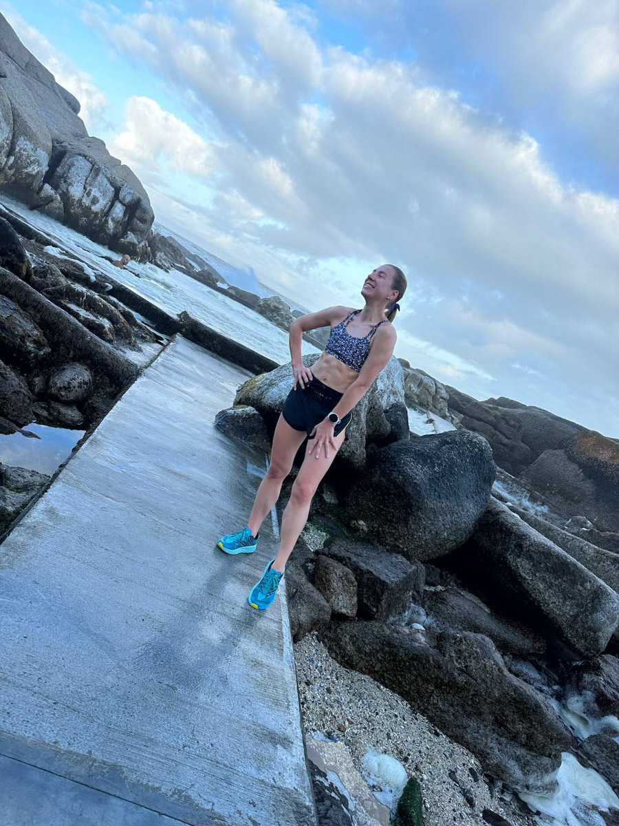 Юлия Щукина часто совмещает свой отпуск с забегами. Вот и на отдыхе в ЮАР владимирский маркетолог не удержалась от участия в трейле. О гонке по горам, живописных африканских локациях, встрече с китами и неожиданными обитателями жарких земель — пингвинами она поведала «Ключ-Медиа».