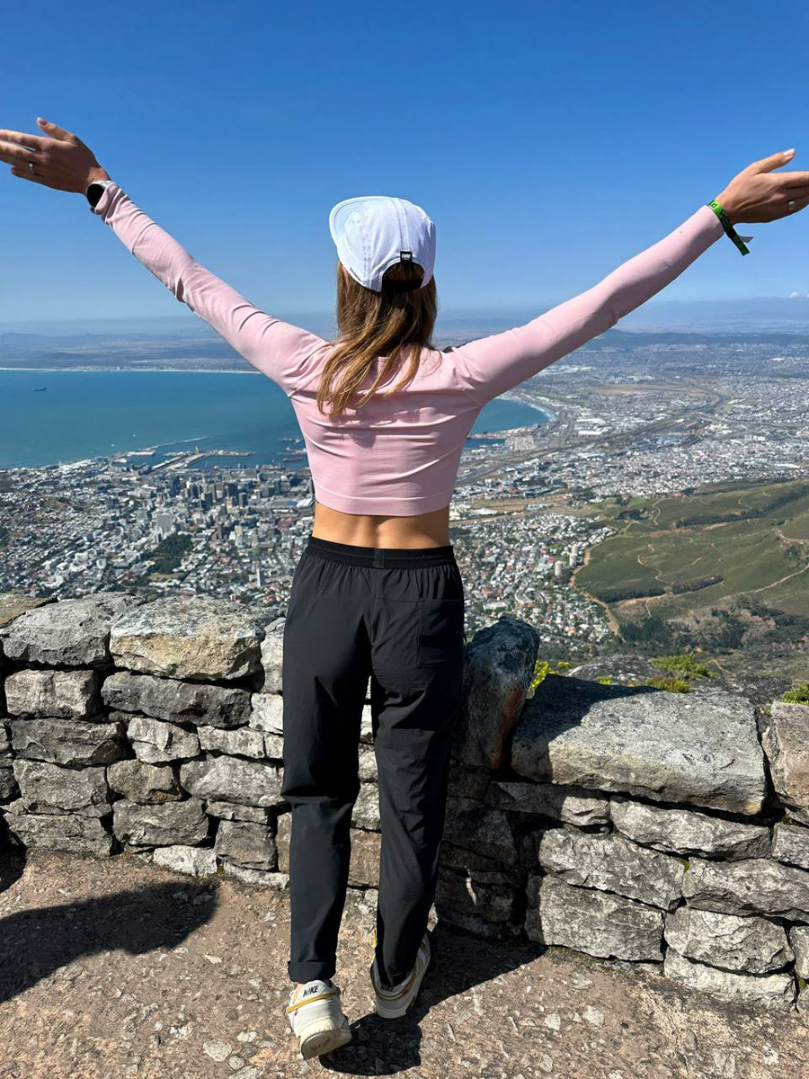 Юлия Щукина часто совмещает свой отпуск с забегами. Вот и на отдыхе в ЮАР владимирский маркетолог не удержалась от участия в трейле. О гонке по горам, живописных африканских локациях, встрече с китами и неожиданными обитателями жарких земель — пингвинами она поведала «Ключ-Медиа».