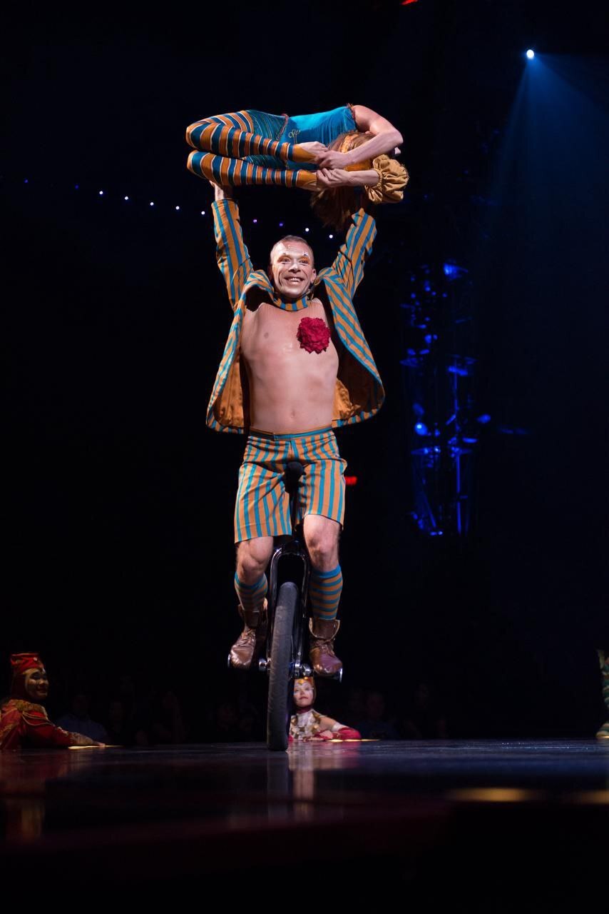 Ольга Тутынина 13 лет отработала в самом знаменитом развлекательном шоу планеты — Cirque du Soleil. Она успела объехать с цирком десятки стран, а сейчас тренирует детей в родном городе. О том, как выступала в легендарном проекте и почему решила вернуться домой, воздушная гимнастка рассказала нам в интервью.