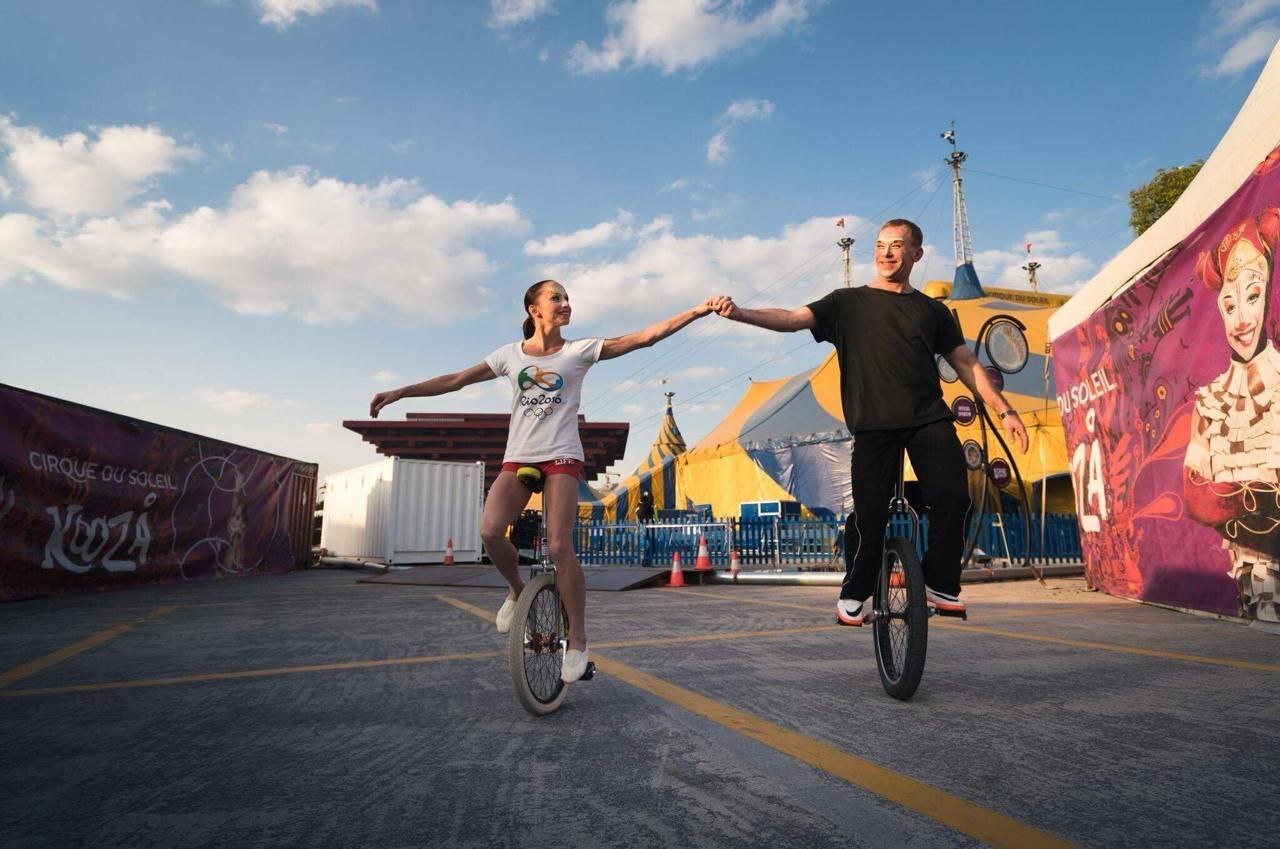 Ольга Тутынина 13 лет отработала в самом знаменитом развлекательном шоу планеты — Cirque du Soleil. Она успела объехать с цирком десятки стран, а сейчас тренирует детей в родном городе. О том, как выступала в легендарном проекте и почему решила вернуться домой, воздушная гимнастка рассказала нам в интервью.