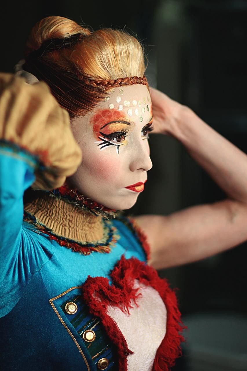 Ольга Тутынина 13 лет отработала в самом знаменитом развлекательном шоу планеты — Cirque du Soleil. Она успела объехать с цирком десятки стран, а сейчас тренирует детей в родном городе. О том, как выступала в легендарном проекте и почему решила вернуться домой, воздушная гимнастка рассказала нам в интервью.