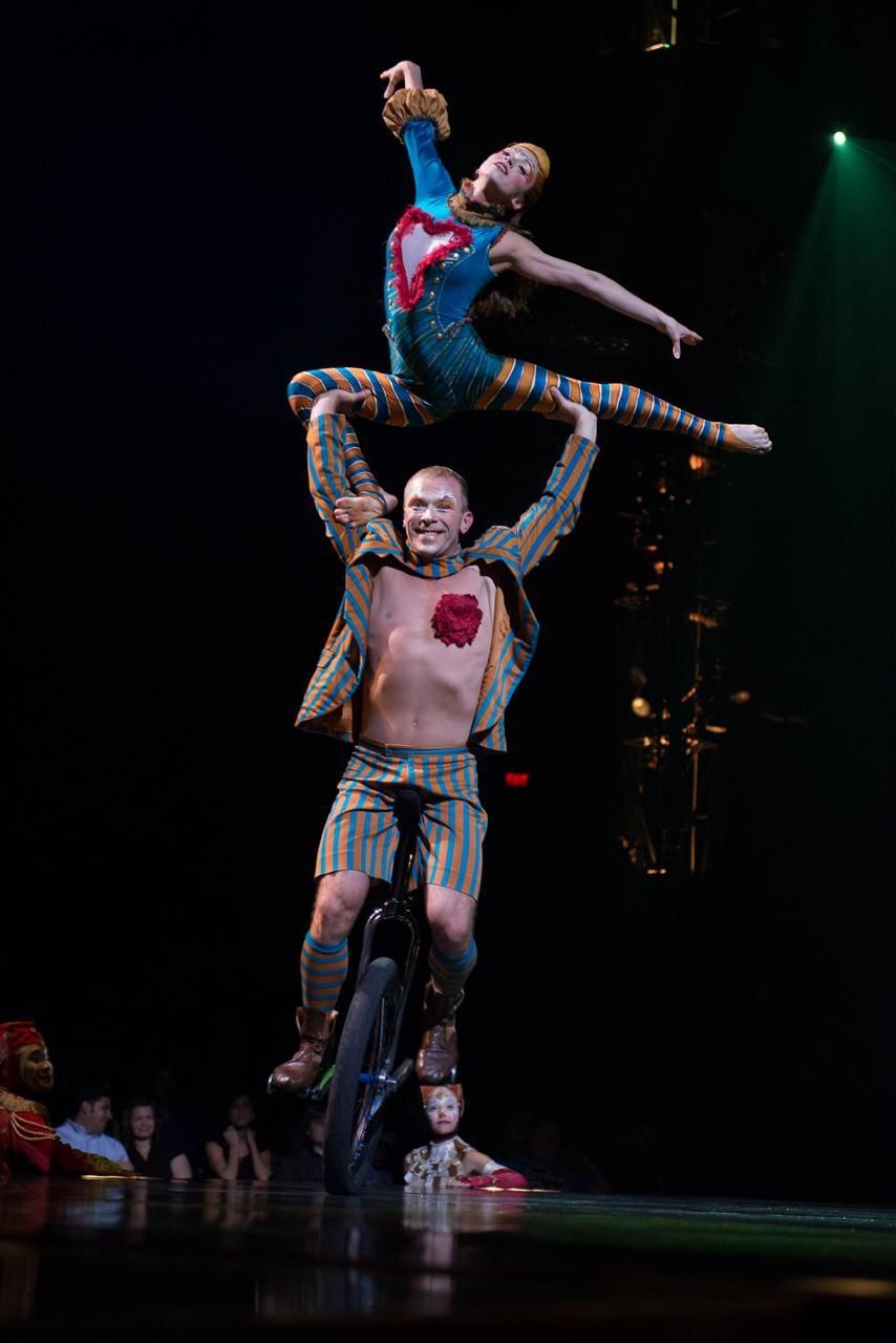 Ольга Тутынина 13 лет отработала в самом знаменитом развлекательном шоу планеты — Cirque du Soleil. Она успела объехать с цирком десятки стран, а сейчас тренирует детей в родном городе. О том, как выступала в легендарном проекте и почему решила вернуться домой, воздушная гимнастка рассказала нам в интервью.