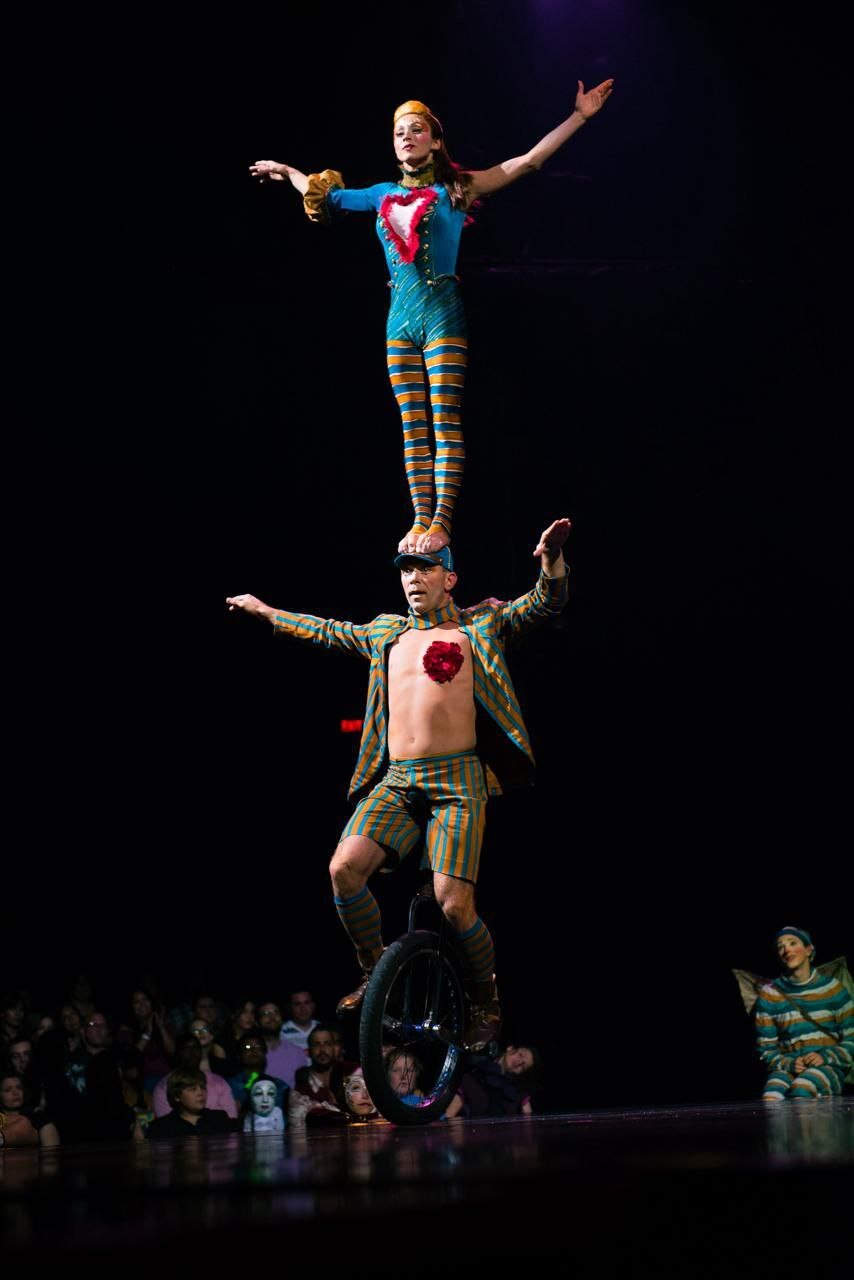 Ольга Тутынина 13 лет отработала в самом знаменитом развлекательном шоу планеты — Cirque du Soleil. Она успела объехать с цирком десятки стран, а сейчас тренирует детей в родном городе. О том, как выступала в легендарном проекте и почему решила вернуться домой, воздушная гимнастка рассказала нам в интервью.