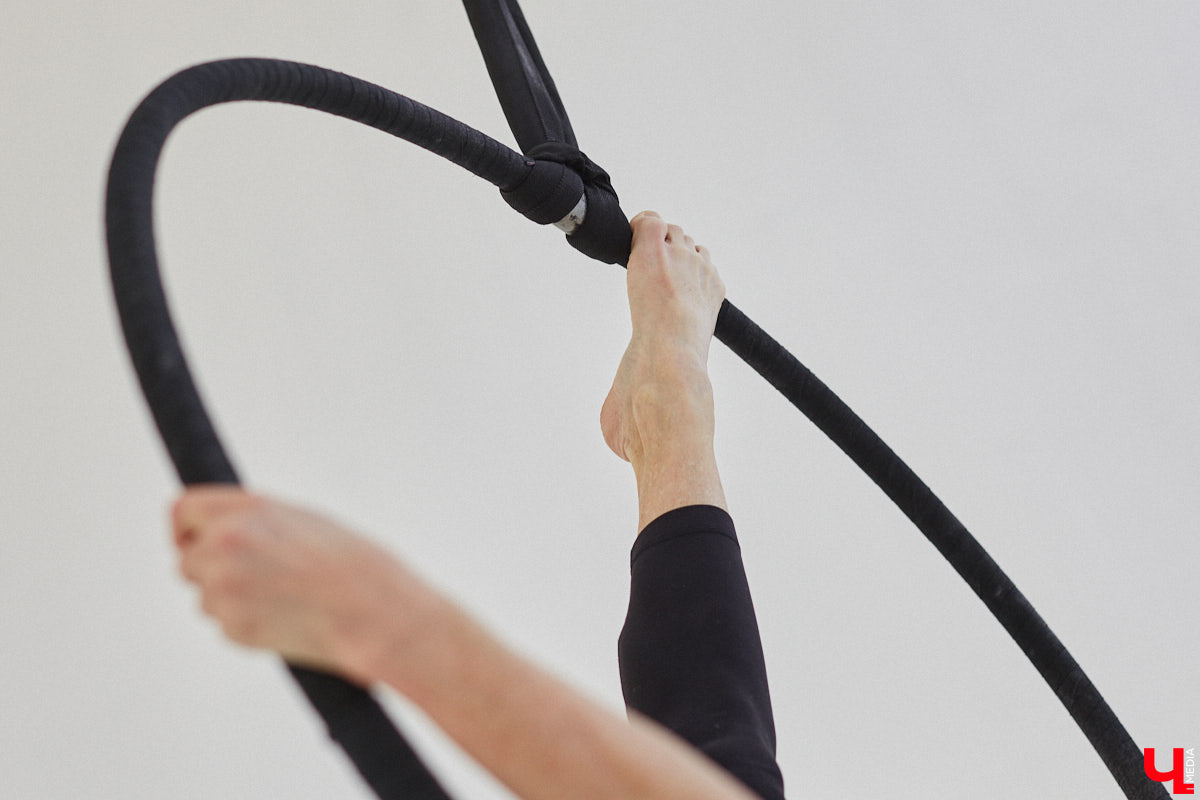 Ольга Тутынина 13 лет отработала в самом знаменитом развлекательном шоу планеты — Cirque du Soleil. Она успела объехать с цирком десятки стран, а сейчас тренирует детей в родном городе. О том, как выступала в легендарном проекте и почему решила вернуться домой, воздушная гимнастка рассказала нам в интервью.