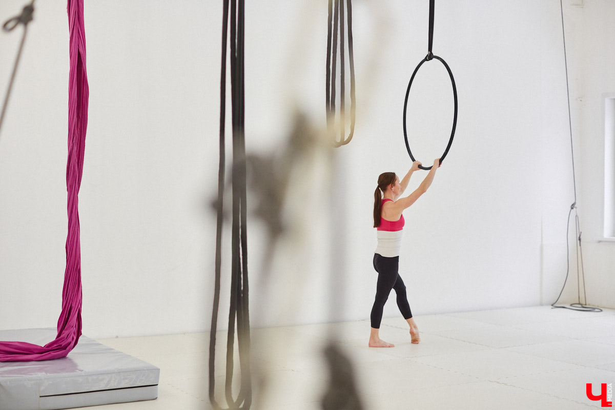 Ольга Тутынина 13 лет отработала в самом знаменитом развлекательном шоу планеты — Cirque du Soleil. Она успела объехать с цирком десятки стран, а сейчас тренирует детей в родном городе. О том, как выступала в легендарном проекте и почему решила вернуться домой, воздушная гимнастка рассказала нам в интервью.